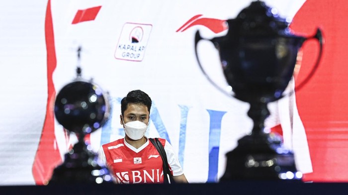 Pebulu tangkis tunggal putra Indonesia Anthony Sinisuka Ginting berjalan memasuki lapangan saat akan melawan pebulu tangkis tunggal putra Jepang Kento Momota dalam pertandingan babak semifinal Piala Thomas 2022 di Impact Arena, Bangkok, Thailand, Jumat (13/5/2022). ANTARA FOTO/M Risyal Hidayat/YU