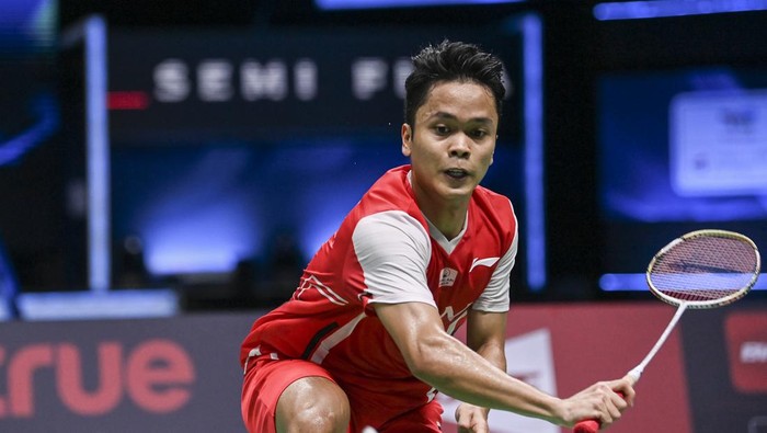 SEMIFINAL PIALA THOMAS 2022 Pebulu tangkis tunggal putra Indonesia Anthony Sinisuka Ginting berjalan memasuki lapangan saat akan melawan pebulu tangkis tunggal putra Jepang Kento Momota dalam pertandingan babak semifinal Piala Thomas 2022 di Impact Arena, Bangkok, Thailand, Jumat (13/5/2022). ANTARA FOTO/M Risyal Hidayat/YU