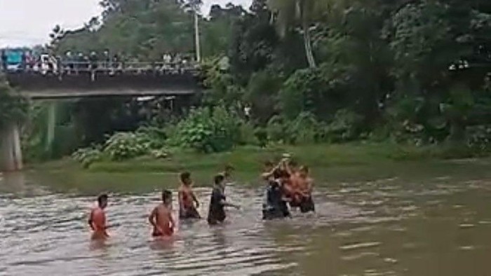 Seorang bocah berinisial FA (11) asal Kabupaten Mamuju, Sulawesi Barat (Sulbar) ditemukan tewas tenggelam di sungai.