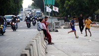 Anak-anak tersebut mulai bermain pada sore hari.