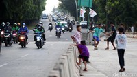 Mereka bermain di jalanan proyek Tol Becakayu yang sampai saat ini belum dibuka.