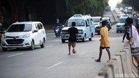 Tidak jarang juga bola yang mereka gunakan sampai ke jalanan DI Panjaitan.