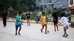 Sepakbola Jalanan Ala Anak-anak Ibu Kota