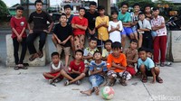 Anak-anak foto bersama usai bermain sepak bola di jalanan tersebut.