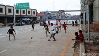 Sejumlah anak bermain sepakbola di jalanan kawasan Pasar Gembrong, Prumpung, Jakarta Timur. Hal itu karena minimnya lahan bermain di tengah kota.