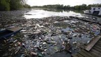 Berton-ton sampah secara rutin berakhir di sungai.   