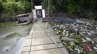 Para pejabat setempat mengatakan bahwa antara 6.000 dan 8.000 meter kubik sampah ditarik keluar dari sungai setiap tahun.  