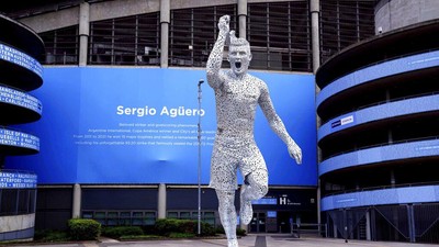 Foto: Patung Anyar Sergio Aguero di Stadion Man City, Yay or Nay?