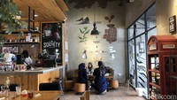 Terlihat suasana yang terbangun menonjolkan kedekatan dan interaktif. Enaknya ngobrol bertatap muka dan menyimpan gawai di kantong terlebih dahulu.