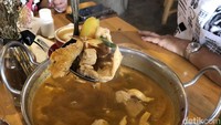 Salah satu menu utama untuk makan besar, tom yam kuah ayam.