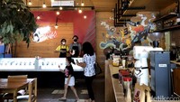Ambience dibangun dengan desain industrialis. Kayu dan elemen besi ditonjolkan untuk membuat pesan kuat.