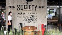 Pengunjung melintas di depan Society Coffee House di Jl Suharso, Purwokerto, Banyumas. Lokasi ini berada tidak jauh dari GOR Satria.