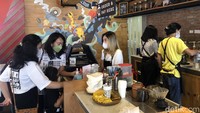Pengunjung memilih menu di Society Coffee House. Kondisinya bakal ramai saat malam dan area parkiran kendaraan penuh.