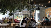 Layakanya kafe pada umumnya, Society Coffee House berkonsep ruang lega dan tanpa sekat. Pencahayaan alami berpadu dengan pencahayaan buatan yang apik, sangat oke buat foto-foto.