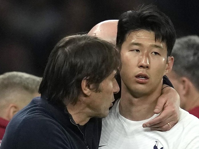 Tottenham's Son Heung-min talks with Antonio Conte after he was substituted during the English Premier League soccer match between Tottenham Hotspur and Arsenal at Tottenham Hotspur stadium in London, England, Thursday, May 12, 2022. (AP Photo/Matt Dunham)