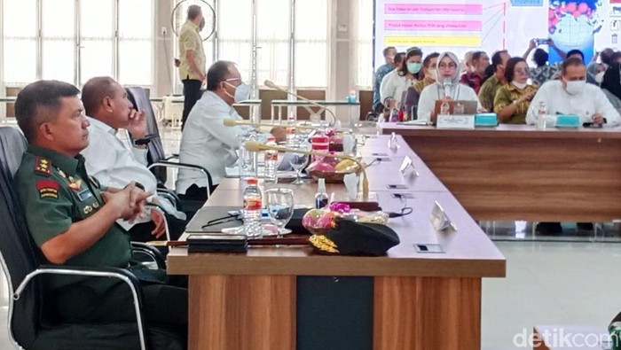 Suasana rapat koordinasi membahas PMK di Rumah Dinas Gubernur Sumut.