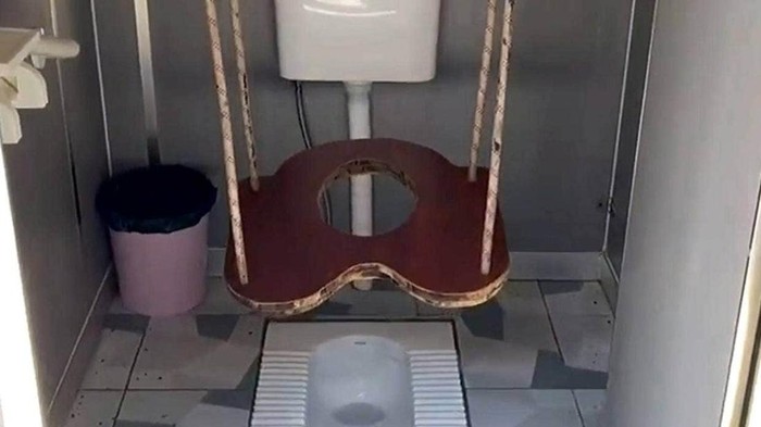 Toilet berayun di China
