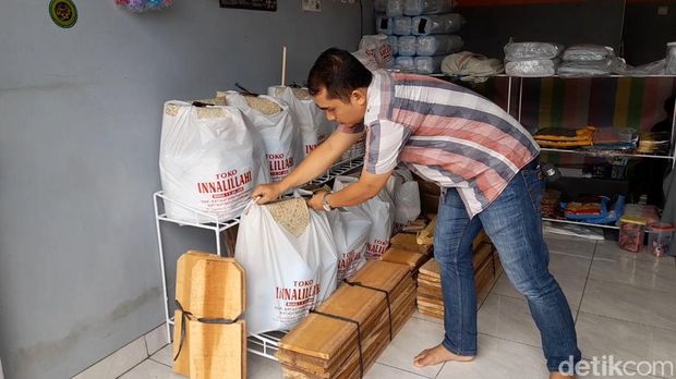 Toko Innalillahi di Sumedang.