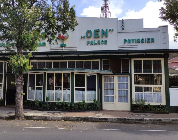 Toko Oen Jalan Basuki Rahmat atau arah utara dari Alun-Alun Kota Malang Toko Oen Jalan Basuki Rahmat atau arah utara dari Alun-Alun Kota Malang