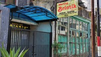 Kulineran di Malang, Jawa Timur wajib mampir ke Warung Brintik atau yang dikenal Rawon Brintik. Rumah makan legendaris ini sudah ada sejak 1942 di mana penjajahan Jepang mulai menguasai Indonesia. Berlokasi di K.H. Ahmad Dahlan, No. 39. Foto: Muhammad Aminudin/detikcom