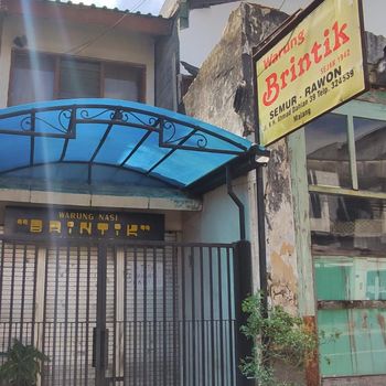 Rawon Brintik, tempat kuliner sudah berumur hampir 80 tahun ini tidak sulit untuk ditemukan di sekitar alun-alun malang