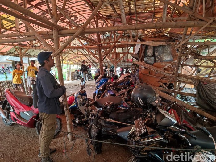 Trailer tabrak parkiran karyawan pabrik santan di Ngoro Industri Persada, Mojokerto