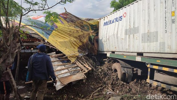 Trailer tabrak parkiran karyawan pabrik santan di Ngoro Industri Persada, Mojokerto