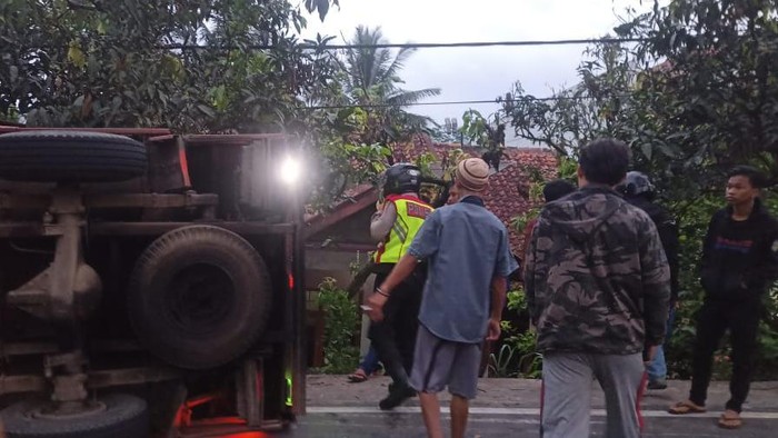 Truk miras terguling tabrak pemotor di Jalur Gentong, Tasikmalaya.