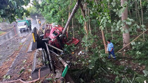Truk bermuatan bahan bakar minyak (BBM) mengalami kecelakaan tunggal di Jalan Raya Amlapura-Singaraja