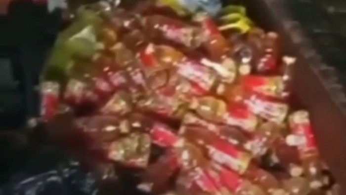 Tumpukan botol di kamar indekos yang diduga berisi air kencing.