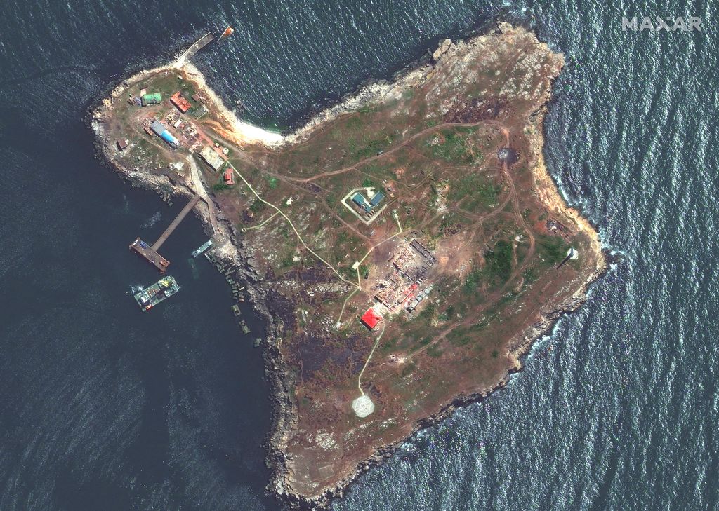 A satellite image shows an overview of Snake Island, Ukraine May 12, 2022. Picture taken May 12, 2022. Satellite image 2022 Maxar Technologies/Handout via REUTERS ATTENTION EDITORS - THIS IMAGE HAS BEEN SUPPLIED BY A THIRD PARTY. MANDATORY CREDIT. NO RESALES. NO ARCHIVES. DO NOT OBSCURE LOGO.