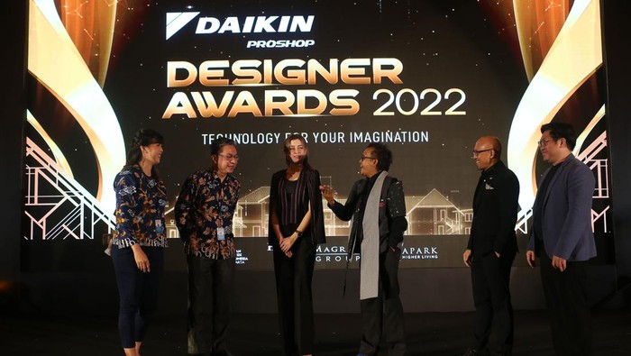 Solusi tata udara belum banyak menjadi perhatian masyarakat. Tak heran kerap ditemui penggunaan AC terpasang di dinding justru menjadi gangguan bagi desain.