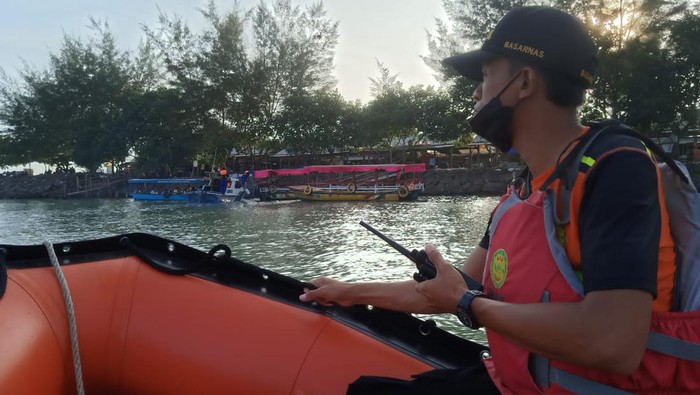 Upaya pencarian dilakukan tim SAR gabungan di Pantai Jetis Cilacap, Kamis (12/5/2022).