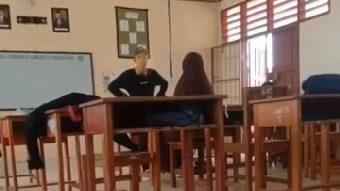 Viral di media sosial seorang siswa SMAN 9 Pinrang, Sulawesi Selatan (Sulsel) menampar pacarnya saat berada di dalam kelas diduga karena kesal dicueki.