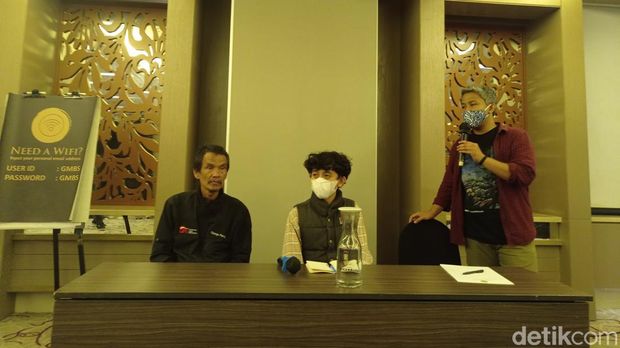 Warga Anyer Dalam Bandung bertahan hidup di tanah gusuran.