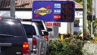 Kepala Analisis Energi Global untuk Layanan Informasi Harga Minyak yang menyediakan data untuk AAA, Tom Kloza mengatakan harga BBM di AS bisa mendekati titik tertinggi bulan ini. AP Photo/Marta Lavandier