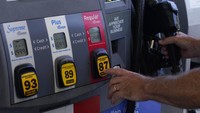 Harga minyak jatuh ketika pandemi COVID-19 melanda karena turunnya permintaan kala imbauan untuk tetap di rumah. Merespons hal tersebut, OPEC sepakat memangkas produksi minyak, termasuk Rusia kala itu untuk mendongkrak harga. AP Photo/Marta Lavandier