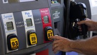 Harga BBM di AS dengan oktan (RON) 87 mencapai rekor tertinggi, yakni US$ 4,40 atau setara Rp 63.976 per galon (1 galon sekitar 3,7 liter) menurut survei AAA. AP Photo/Marta Lavandier