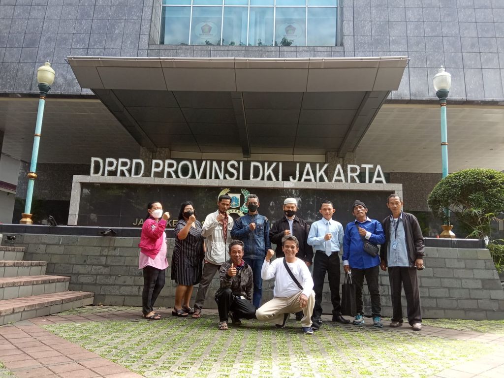 Warga RT11/RW7 Kelurahan Jatinegara Kecamatan Cakung mengadu ke DPRD DKI karena akses rumah terhalang tembok SMKN 69,  28 April lalu. (Dok warga via Bresman Marboen)