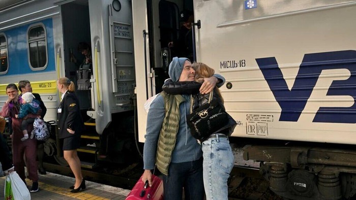 More Ukrainians returned to the country this week than left, for the first time since the start of the war Sergei SUPINSKY AFP