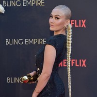 Penampilan Agnez Mo ini turut disempurnakan dengan riasan maksimal. Adapun rambut pirangnya ditata dalam bentuk kepang yang panjang hingga menjuntai. (Foto: Getty Images/Rodin Eckenroth)