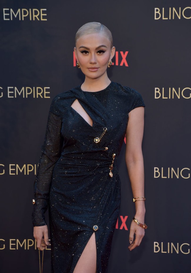 Aura seksinya sukses terpancar berkat seliut yang mengikuti lekuk tubuhnya. Ditambah lagi belahan tinggi pada bagian rok yang memungkinkan Agnez Mo untuk memamerkan kakinya yang jenjang. (Foto: Getty Images/Rodin Eckenroth)