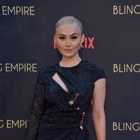 Aura seksinya sukses terpancar berkat seliut yang mengikuti lekuk tubuhnya. Ditambah lagi belahan tinggi pada bagian rok yang memungkinkan Agnez Mo untuk memamerkan kakinya yang jenjang. (Foto: Getty Images/Rodin Eckenroth)