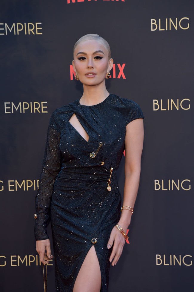Untuk momen spesial tersebut, Agnez Mo pun memberikan gaya maksimalnya. Sebuah gaun hitam keluaran Versace menjadi andalan penyanyi yang beberapa tahun terakhir fokus berkarier di AS. (Foto: Getty Images/Rodin Eckenroth)