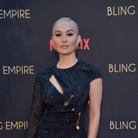 Untuk momen spesial tersebut, Agnez Mo pun memberikan gaya maksimalnya. Sebuah gaun hitam keluaran Versace menjadi andalan penyanyi yang beberapa tahun terakhir fokus berkarier di AS. (Foto: Getty Images/Rodin Eckenroth)