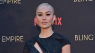 6 Gaya Seksi Agnez Mo di Red Carpet Netflix, Pakai Gaun Kiriman Versace