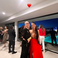 Lewat Instagram, Agnez Mo secara khusus memberikan ucapan terima kasih kepada Versace yang telah mengirimnya gaun tersebut. “@Versace you’re da sh*t! Thanks for sending me this dress,” tulisnya  untuk keterangan foto. (Foto: Instagram/@agnezmo)