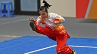 Ini dia salah satu aksi Alisya Mellynar di final nomor taolu taiji quan putri wushu SEA Games 2021.