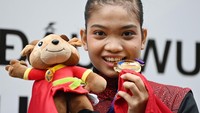 Alisya Mellynar menunjukkan medali emas SEA Games di Cau Giay Gymnasium, Hanoi, Vietnam, Sabtu (14/5/2022).