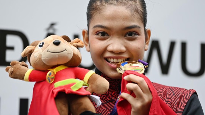 ALISYA RAIH MEDALI EMAS WUSHU Pewushu Indonesia Alisya Mellynar beraksi dalam final nomor taolu taiji quan putri wushu SEA Games 2021 Vietnam di Cau Giay Gymnasium, Hanoi, Vietnam, Sabtu (14/5/2022). Alisya meraih poin 9,71 sekaligus memastikan diri meraih medali emas dalam nomor pertandingan tersebut. ANTARA FOTO/Aditya Pradana Putra/rwa.